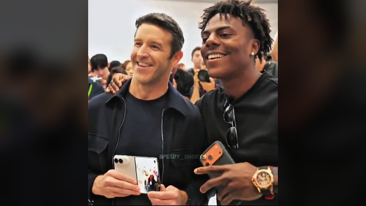 El CEO de Apple John Ternus muestra el iPhone Duo junto al streamer IShowSpeed en Apple Park